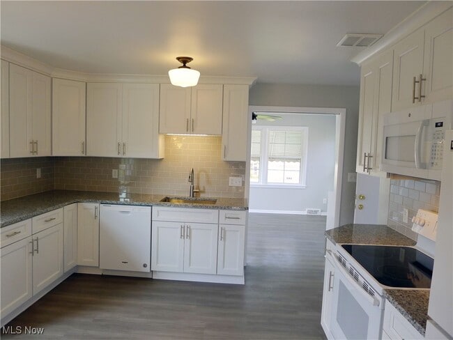 Building Photo - 3006 Warrensville Center Rd Unit Up
