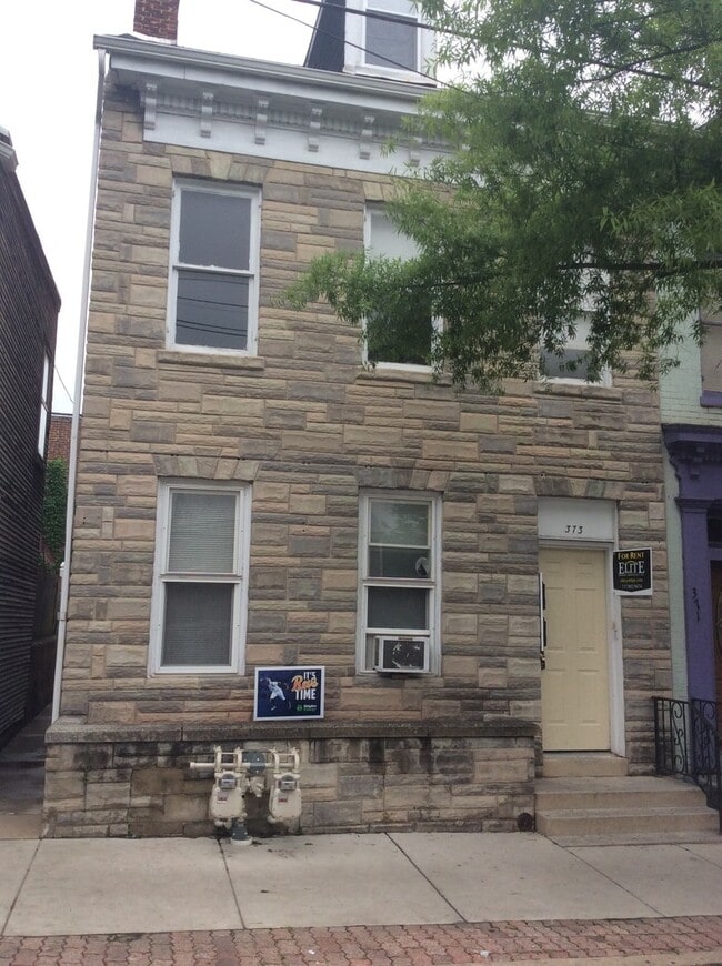 Building Photo - 1st Floor 2 Bedroom Apartment, Private Entrance, Small Yard, York City SD