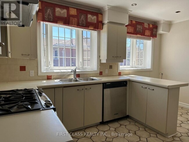 Photo - 28 Collins Crescent