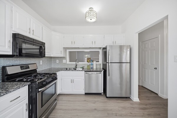 Photo - 748 Creekside Cres