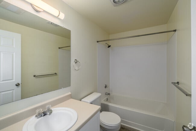 2BR, 2BA - 950SF - Bathroom
