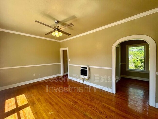 Photo - 320 College St