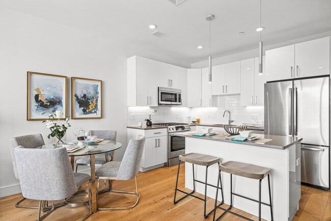 Building Photo - 420 W Broadway Unit 208