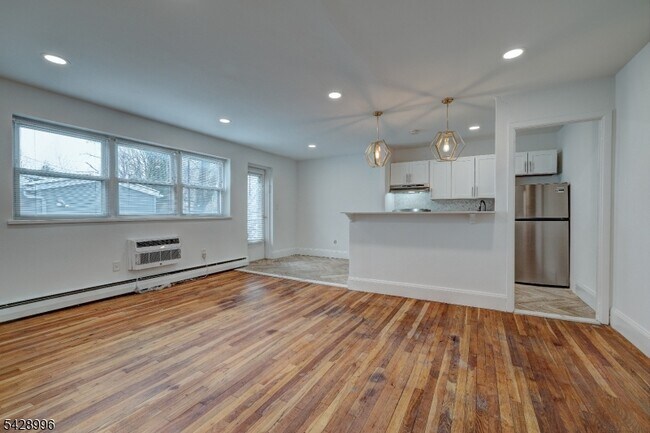 Building Photo - 22 Cottage St Unit 3G