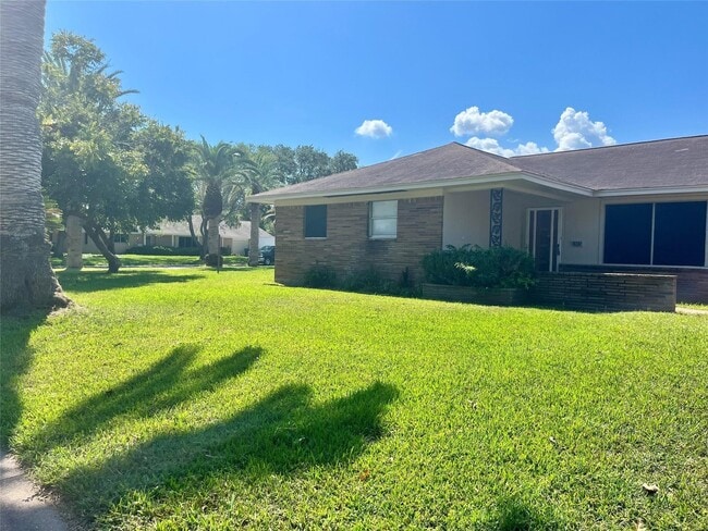 Photo - 2005 2nd St N