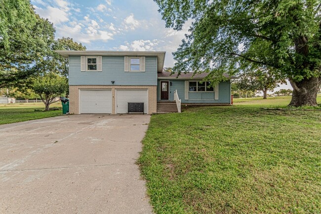 Building Photo - Please View 3D Virtual Walk-Through Before... Rental