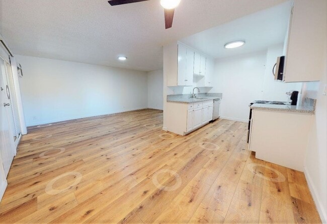 Photo - 20353 Saticoy St