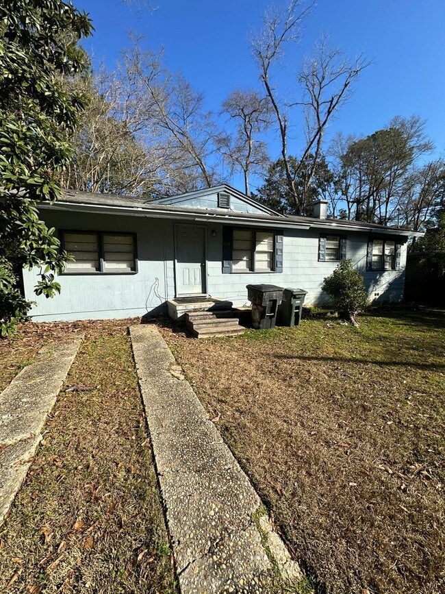 Building Photo - 3 bedroom 1 bath house with a large back yard! Available August 2026