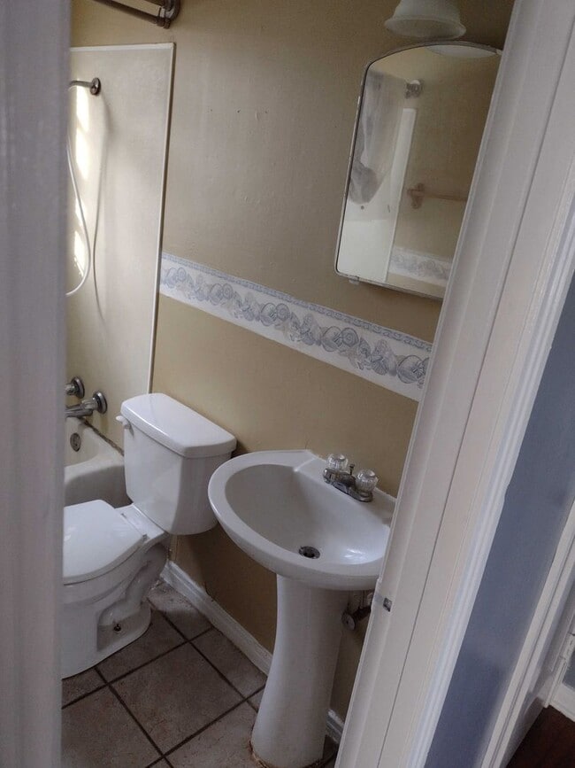 Photo - 225 McKibbon St