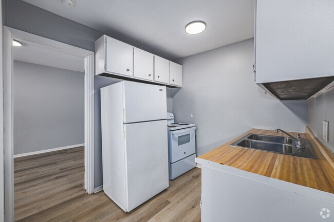 1BR, 1BA - 450SF - Kitchen