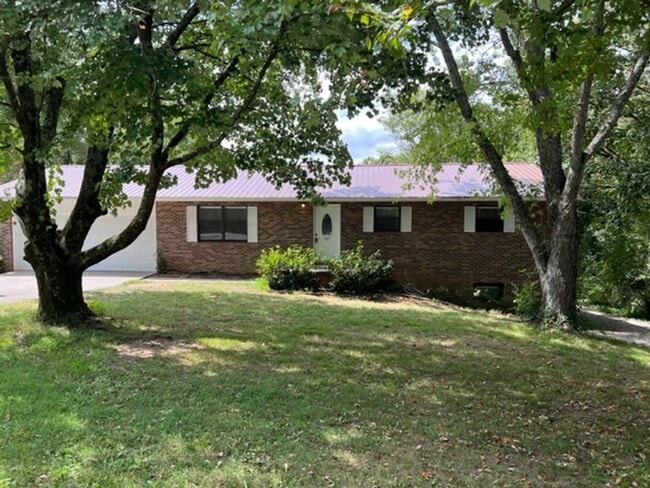 Building Photo - Maryville 37801 - 3 bedroom 2 bath (Upstairs Only) home - Contact Troy Adams (865) 233-6949