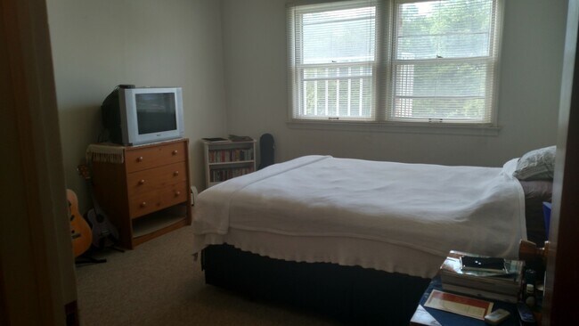 Photo - Large One Bedroom Walking Distance to UIHC, top floor, end unit, Available 08/01/2026 Unit 1015-70