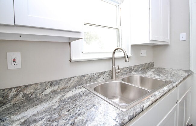 Photo - Single Family Home 2 beds 1 bath FOR RENT