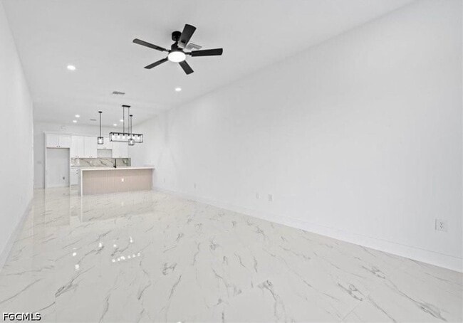 Building Photo - 913 NE 15th Ln