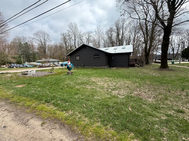 Photo - 32275 Center St