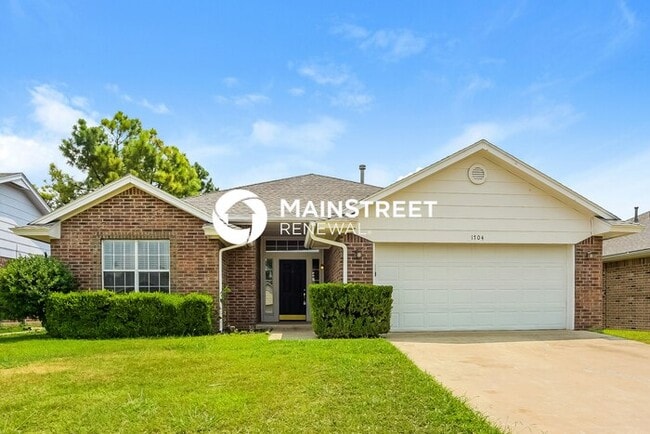 Building Photo - 3 Bedroom Pet-Friendly Home in NORMAN, OK with Main Street Renewal