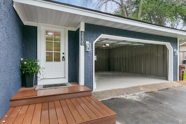 Photo - 4835 Drake St