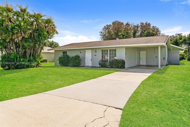 Photo - 687 SW Heather St