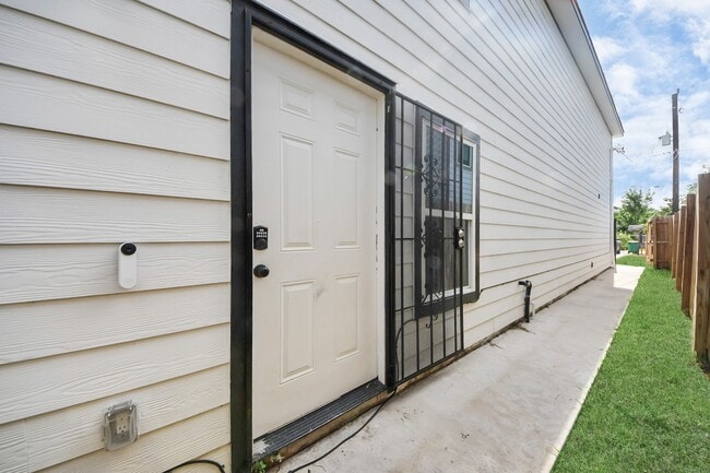 Photo - 6609 Bacher St