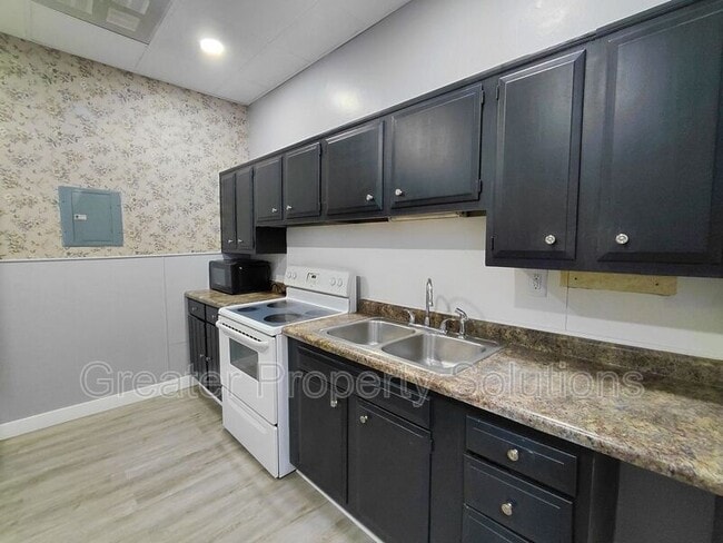 Building Photo - 416 E Commercial Ave