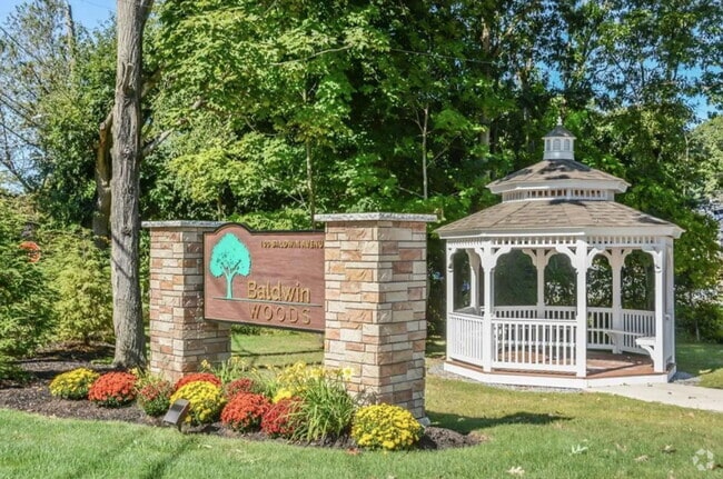 Building Photo - 3 bed 2.5 bath home available 9/1. Unit 27