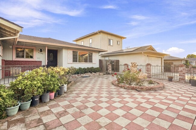Photo - 4448 Irvington Ave