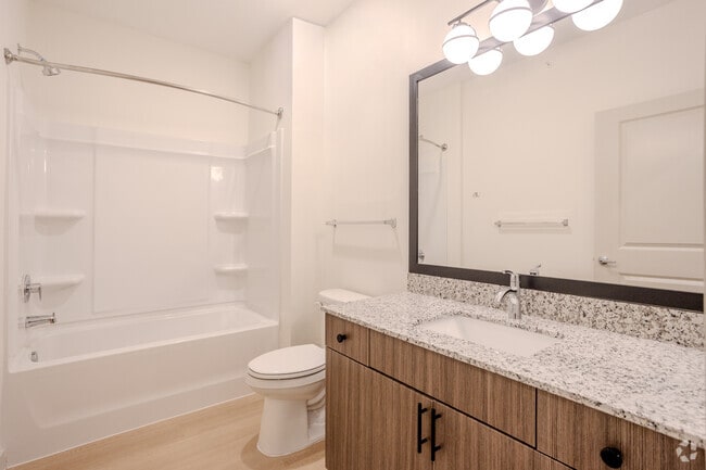 1 dormitorio, 1 baño - 566 pies cuadrados - Baño Primrose - Meridian at Wylie - 55+ Affordable Apartments