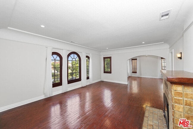 Photo - 1150 S Tremaine Ave