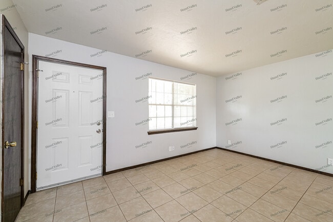 Photo - 335 E Hillcrest Ln