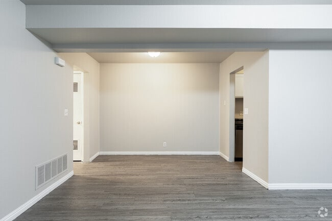 1BR, 1BA 700SF