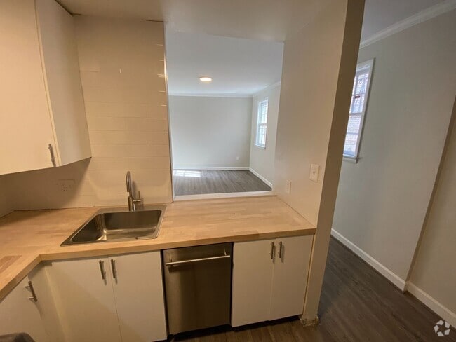 Building Photo - Senate Winner - All Utilities Included Rental