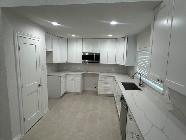 Building Photo - 1139 Pinecroft Dr