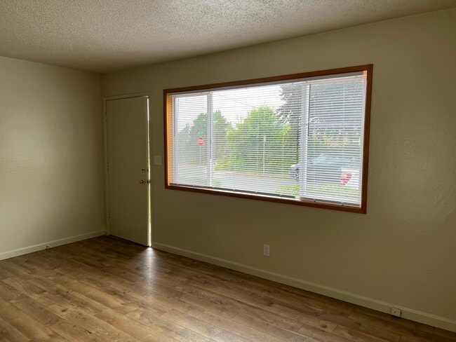 Photo - 379-312 12th St