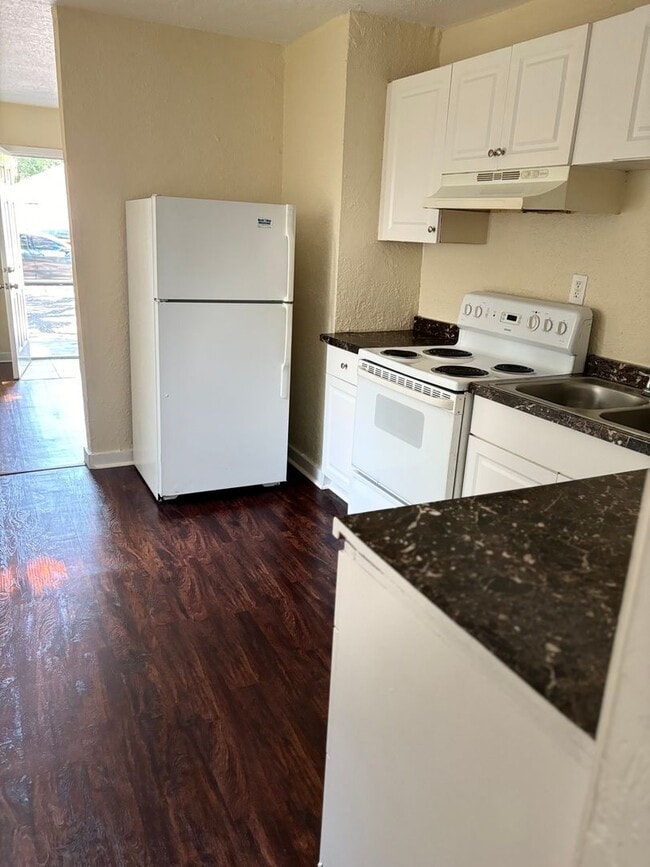 Photo - 4 Bedroom 2 Bath w Fenced Yard