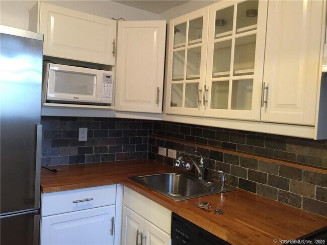 Photo - 444 Bedford St Unidad APT 2H