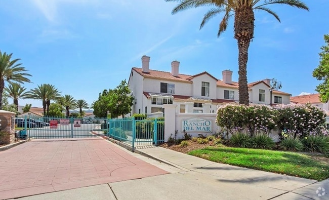 Building Photo - Rancho Del Mar Townhome in Central Temecul...