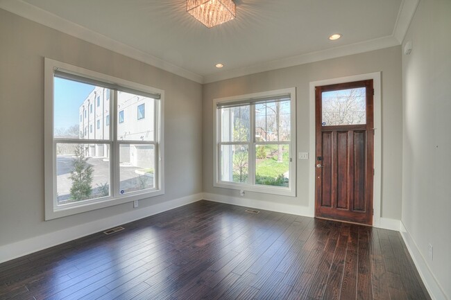 Photo - 908 Youngs Ln