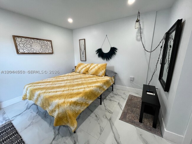 Building Photo - 14930 NE 7th Ave Unit A