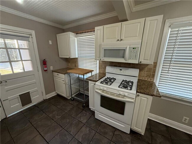 Photo - 110 Ellinor St