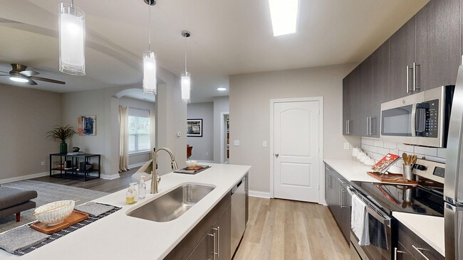 Cocina grande con isla - Autumn Breeze Apartments