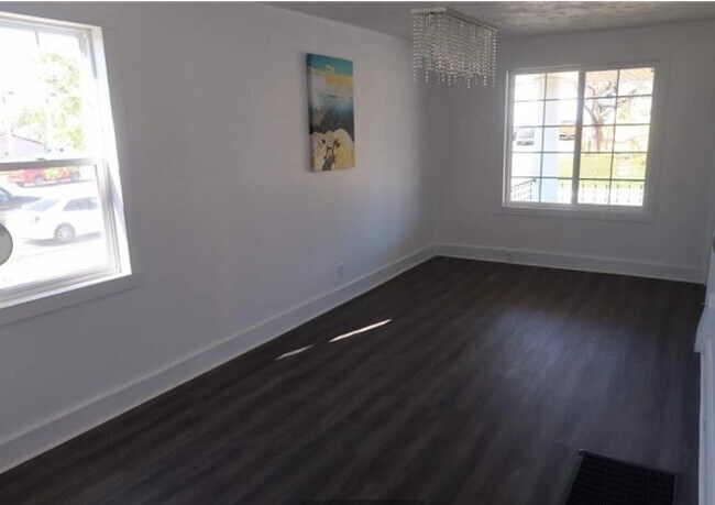 Photo - 2010-2012 Maplegrove Ave Unit 2010