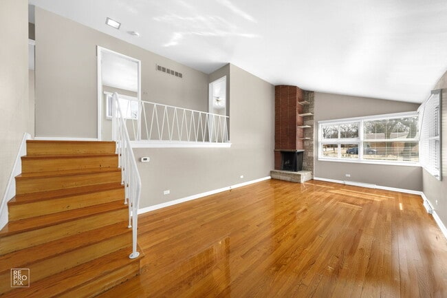 Photo - 393 Huntington Ln