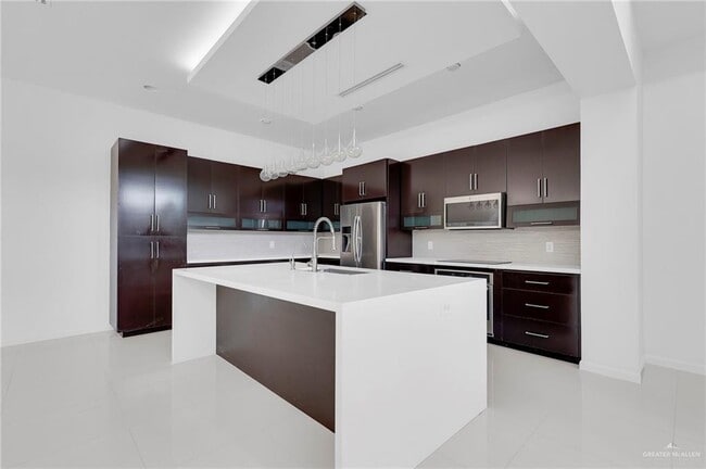 Photo - 18 Redbud Ave W