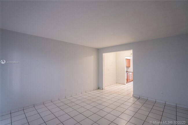 Photo - 7311 Byron Ave Unidad 5