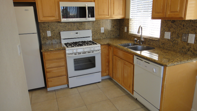 Building Photo - 1321 D St Rental