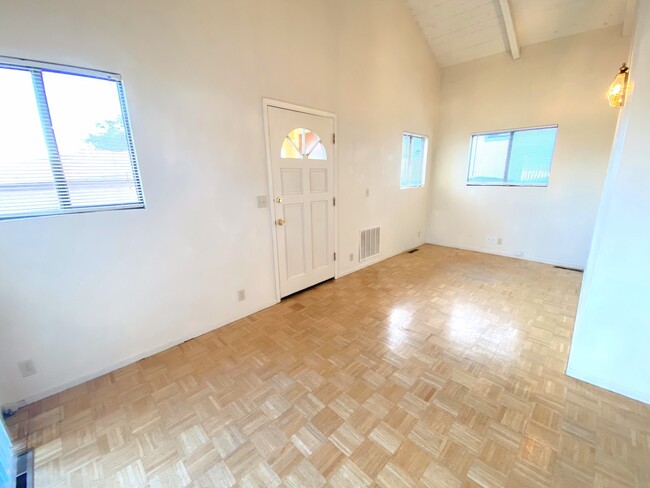 One Bedroom Home in New Monterey with Ocea... - One Bedroom Home in New Monterey with Ocea...