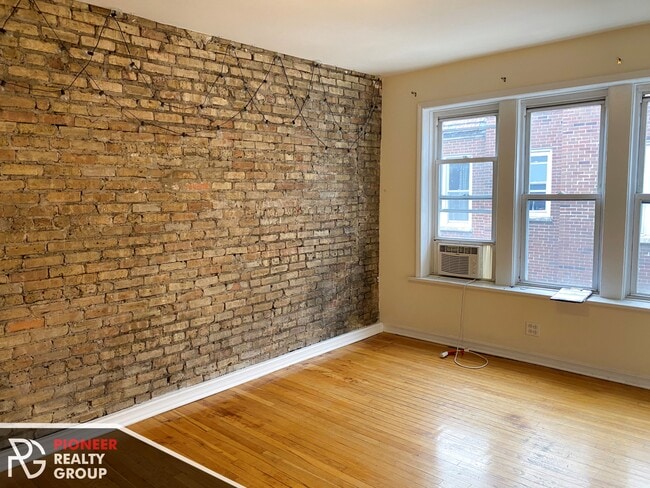 Building Photo - 3044 W Wellington Ave Unit 2 Rental