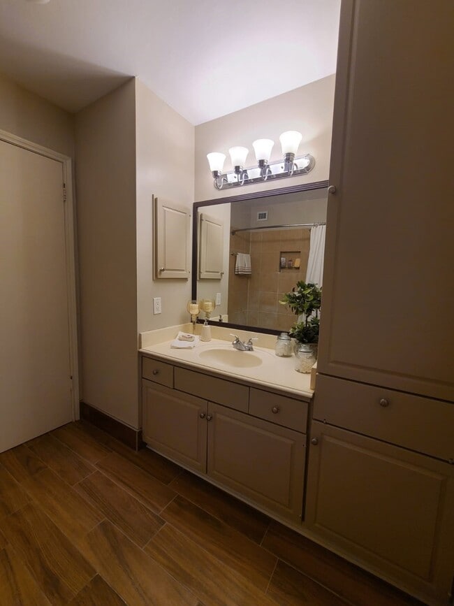 Building Photo - 5803 Doliver Dr Unit 67