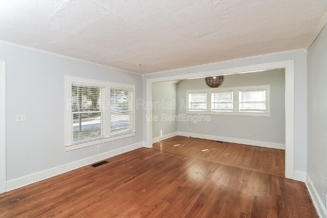 Photo - 371 Haas Ave SE