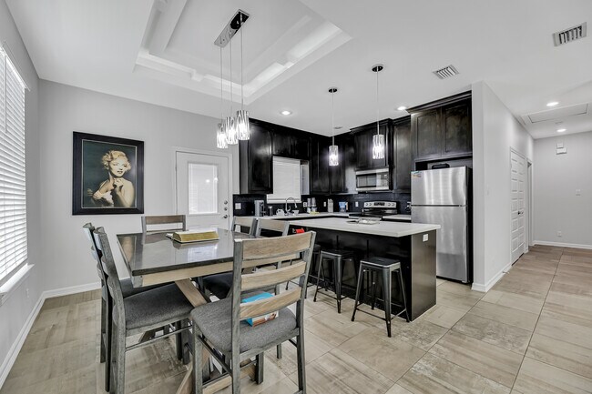 Building Photo - 708 E La Cantera Ave